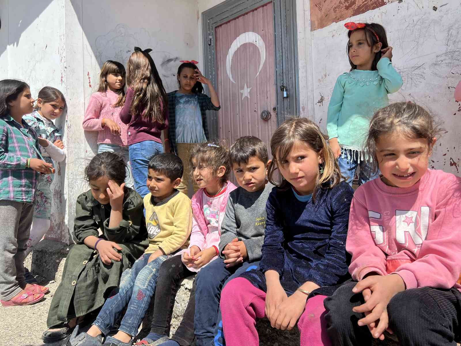 Şanlıurfa’nın Siverek köyündeki bir ilkokul öğretmeni, sosyal medyadan tanıdığı Bursalı ciğerciden yardım istedi. İlkokuldaki öğrencilere sürpriz ...