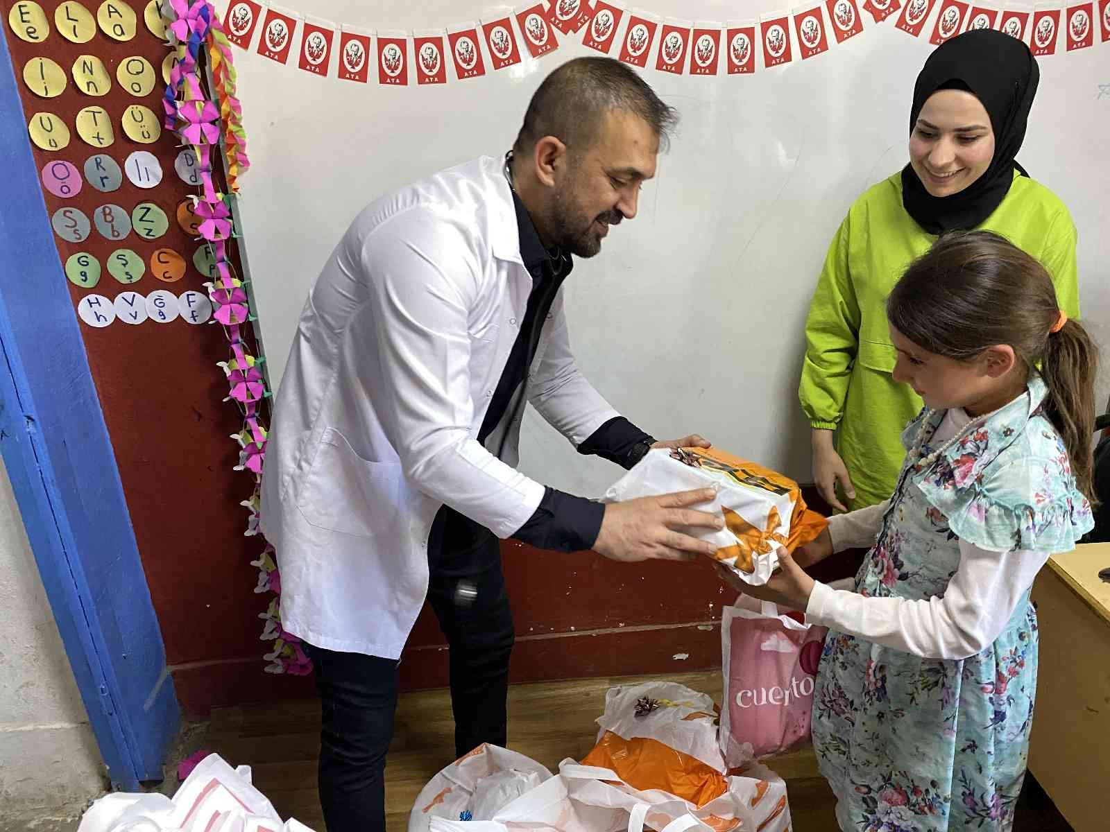 Şanlıurfa’nın Siverek köyündeki bir ilkokul öğretmeni, sosyal medyadan tanıdığı Bursalı ciğerciden yardım istedi. İlkokuldaki öğrencilere sürpriz ...