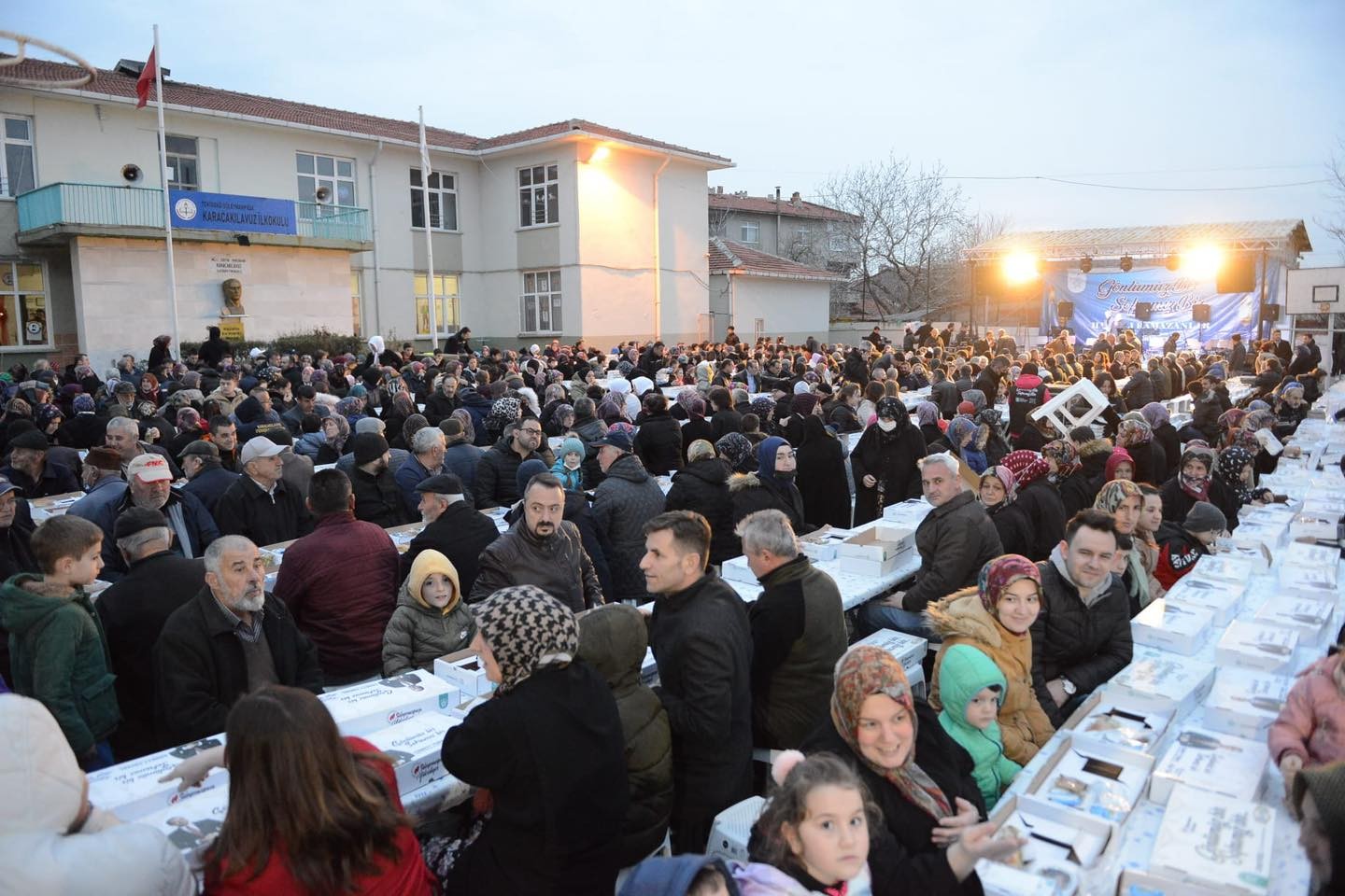 Süleymanpaşa Belediyesi, Gönül Sofraları adıyla organize ettiği iftar programlarına devam ediyor. Kırsal mahalleler olan Karacakılavuz ve Banarlı ...