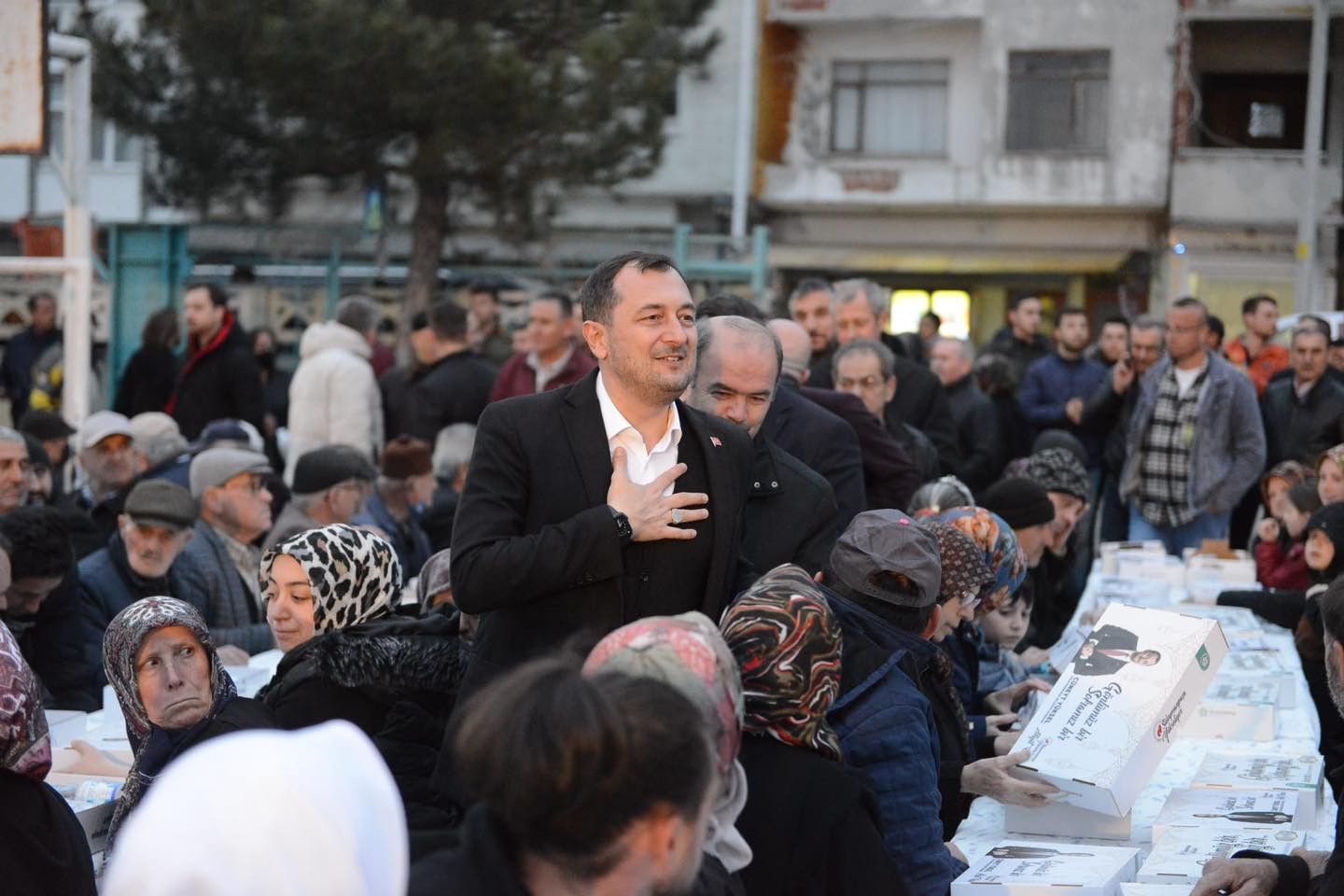 Süleymanpaşa Belediyesi, Gönül Sofraları adıyla organize ettiği iftar programlarına devam ediyor. Kırsal mahalleler olan Karacakılavuz ve Banarlı ...