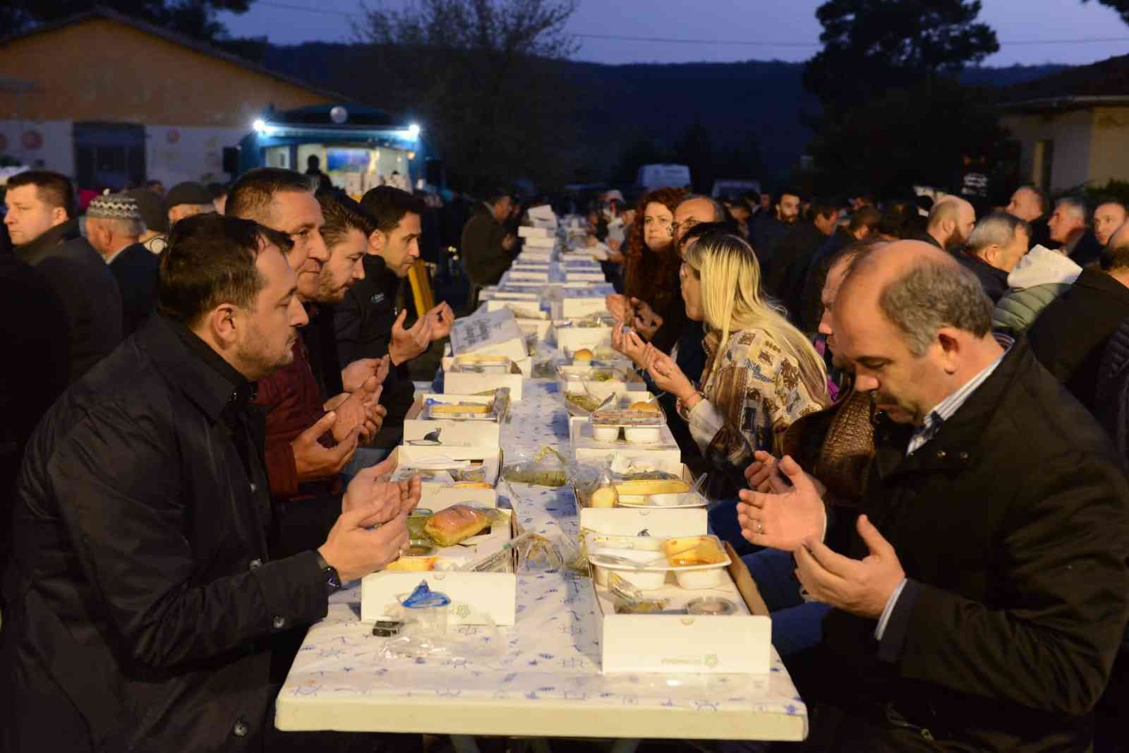 Süleymanpaşa Belediyesi, Gönül Sofraları adıyla organize ettiği iftar programlarına devam ediyor. Kırsal mahalleler olan Karacakılavuz ve Banarlı ...