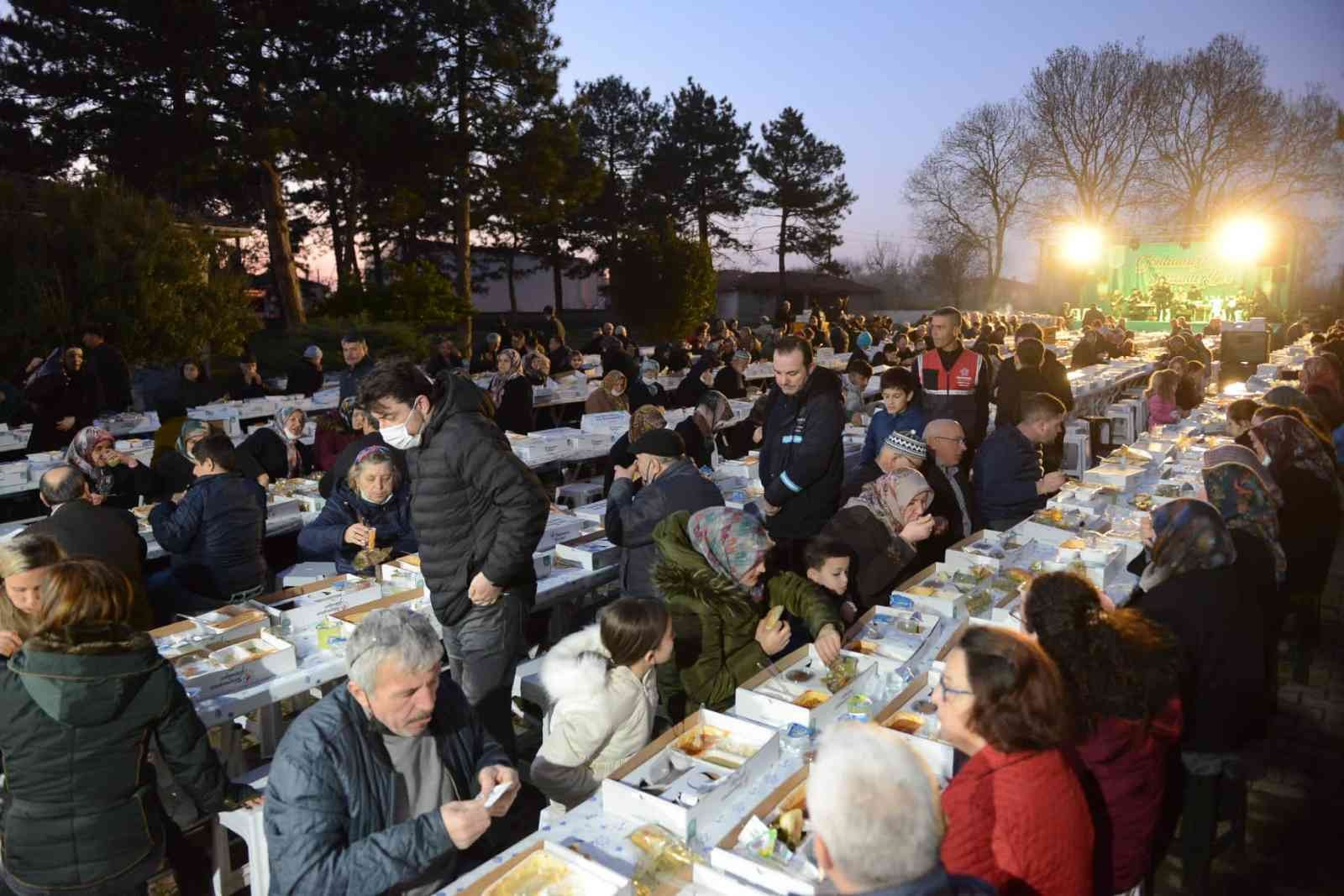 Süleymanpaşa Belediyesi, Gönül Sofraları adıyla organize ettiği iftar programlarına devam ediyor. Kırsal mahalleler olan Karacakılavuz ve Banarlı ...