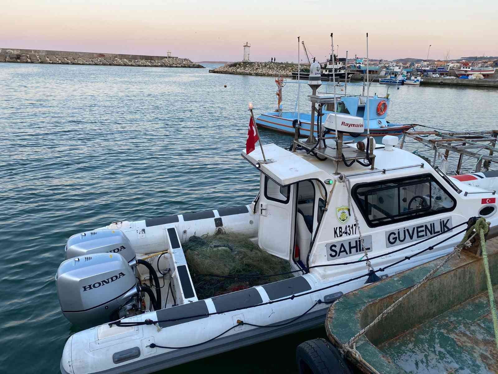 Arnavutköy’de sahil kenarlarına yapılan denetimlerde toplam 4 bin metre Kalkan ağına el konuldu. İstanbul İl Tarım ve Orman Müdürlüğü Balıkçılık ...