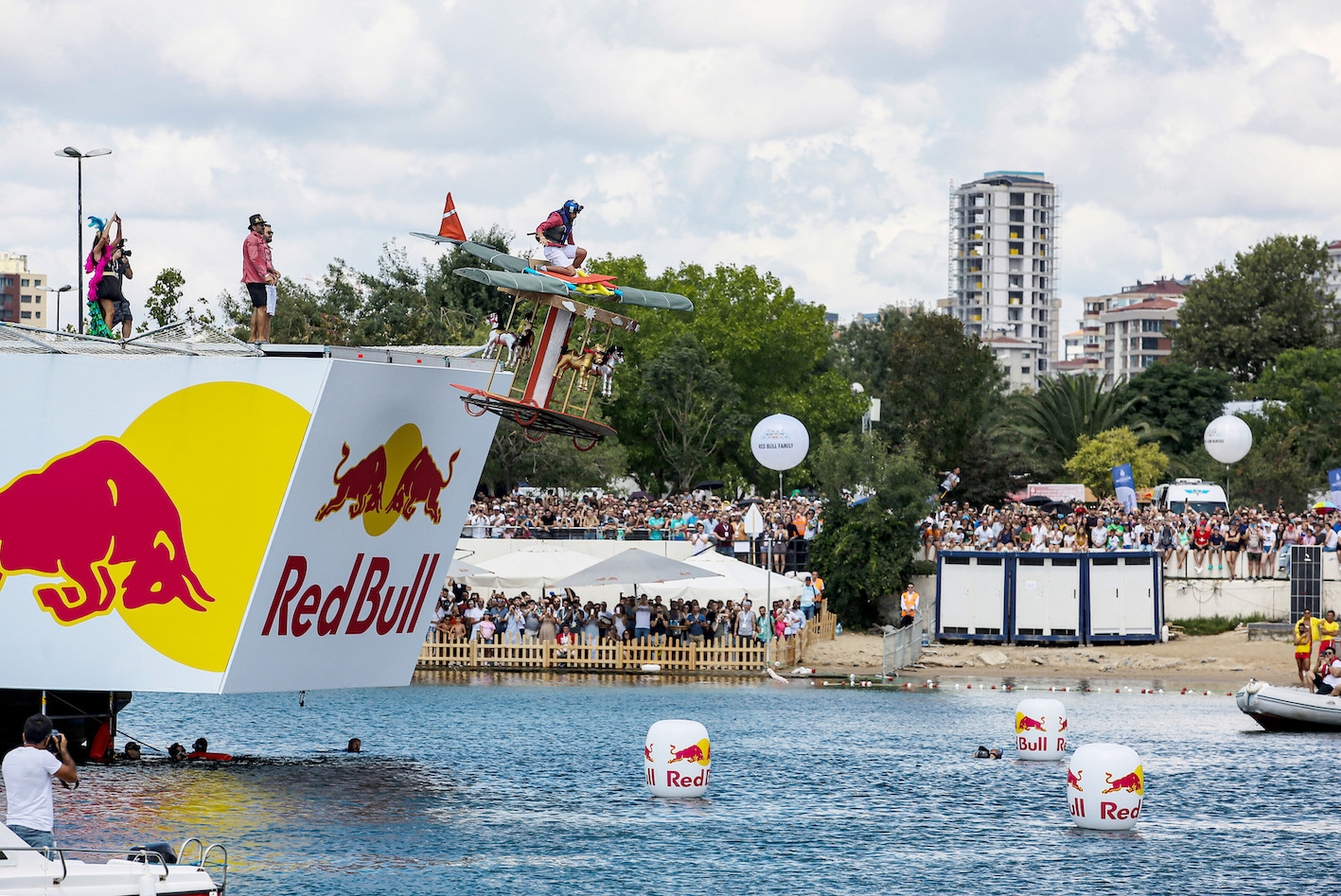 Cesur uçuş meraklılarının birbirinden eğlenceli şovlarına sahne olacak 5. Red Bull Uçuş Günü’nün kayıtları rekor katılımla sona erdi. 17 Ocak’ta ...