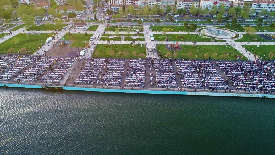 Tekirdağ’da Süleymanpaşa Belediyesi ve hayırsever bir iş insanının destekleriyle sahil dolgu alanda 10 bin kişilik iftar verildi. İftar ...