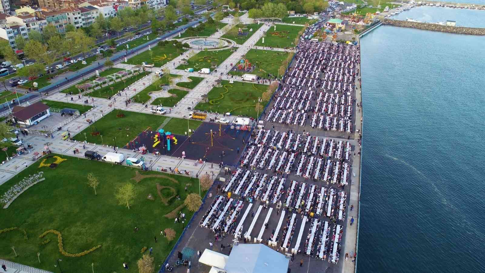 Tekirdağ’da Süleymanpaşa Belediyesi ve hayırsever bir iş insanının destekleriyle sahil dolgu alanda 10 bin kişilik iftar verildi. İftar ...