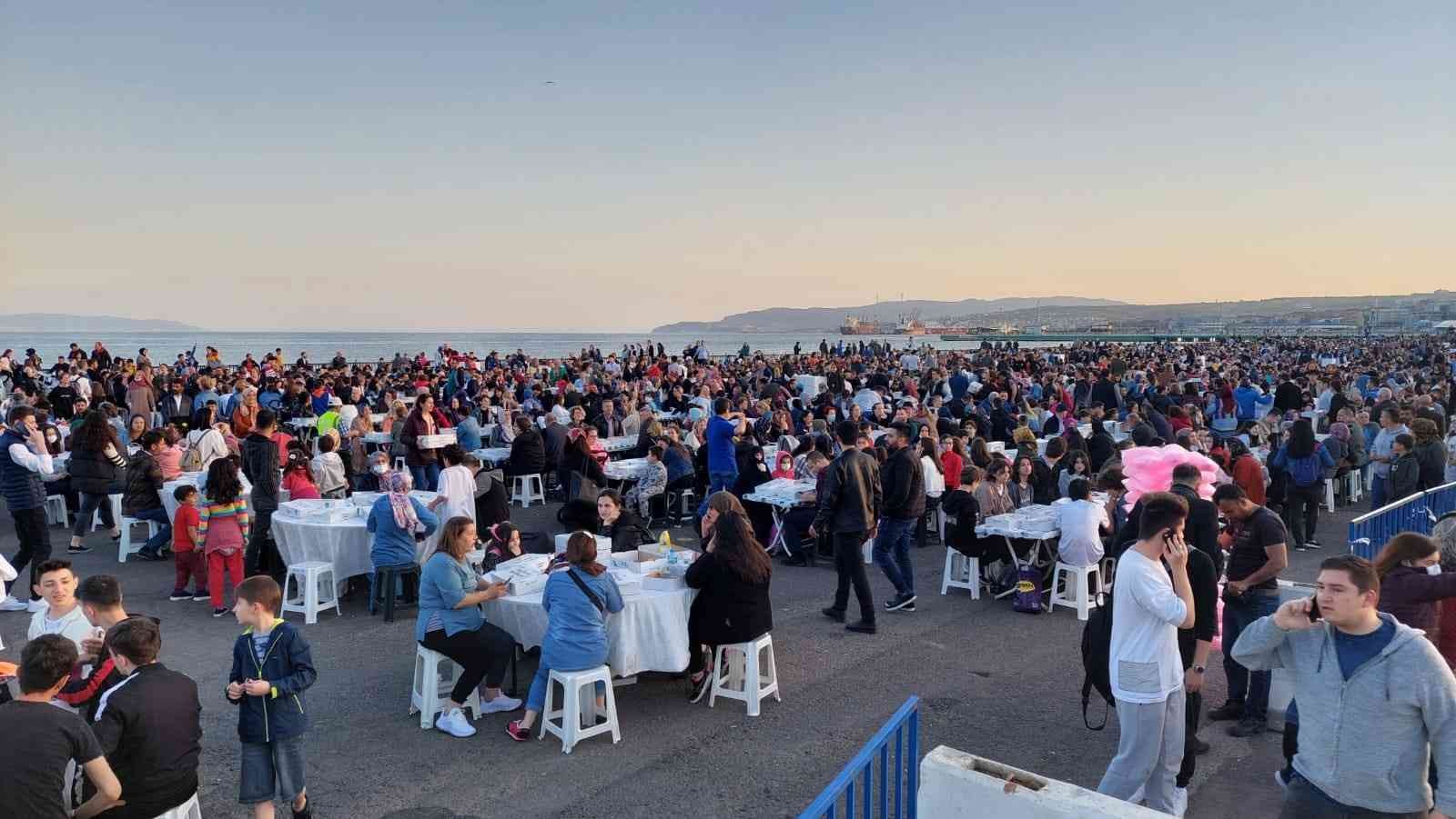 Tekirdağ’da Süleymanpaşa Belediyesi ve hayırsever bir iş insanının destekleriyle sahil dolgu alanda 10 bin kişilik iftar verildi. İftar ...