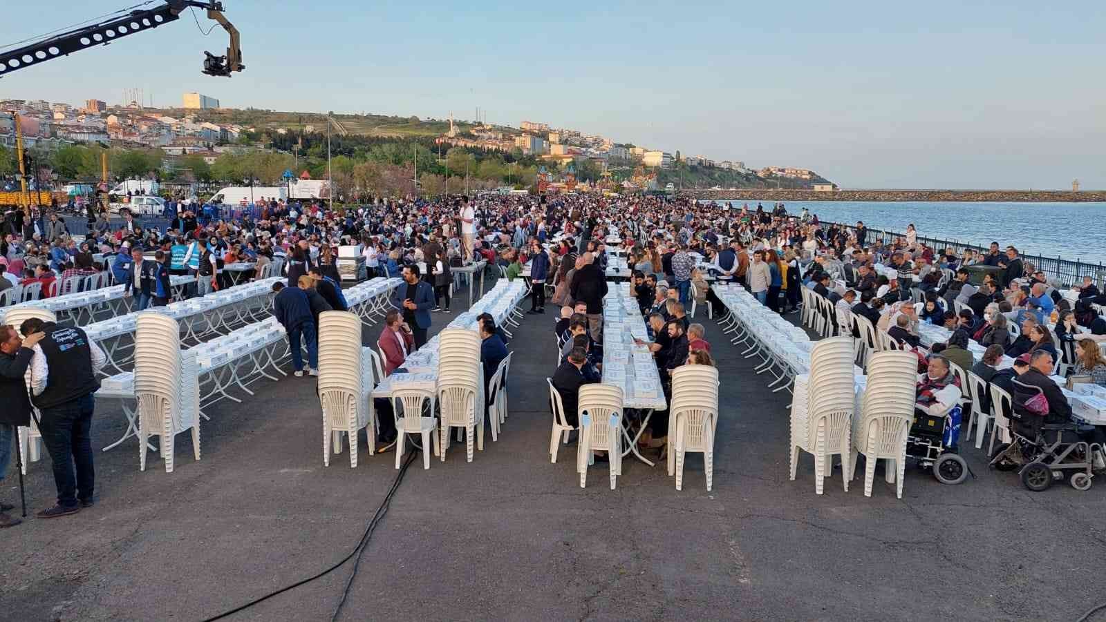 Tekirdağ’da Süleymanpaşa Belediyesi ve hayırsever bir iş insanının destekleriyle sahil dolgu alanda 10 bin kişilik iftar verildi. İftar ...