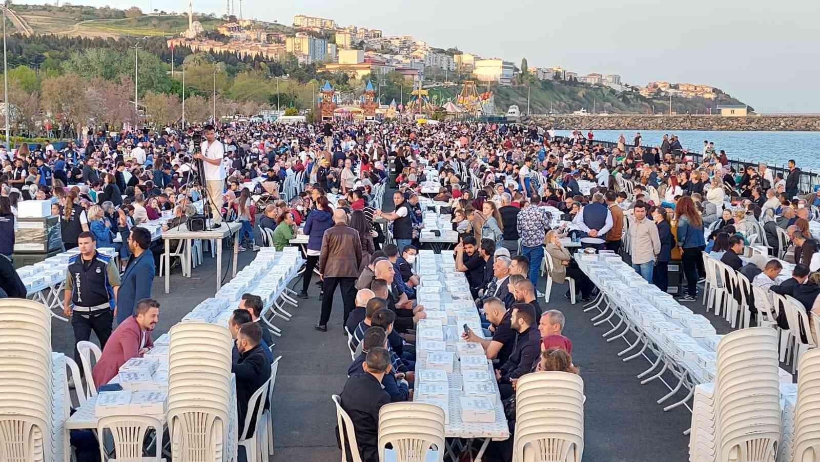 Tekirdağ’da Süleymanpaşa Belediyesi ve hayırsever bir iş insanının destekleriyle sahil dolgu alanda 10 bin kişilik iftar verildi. İftar ...