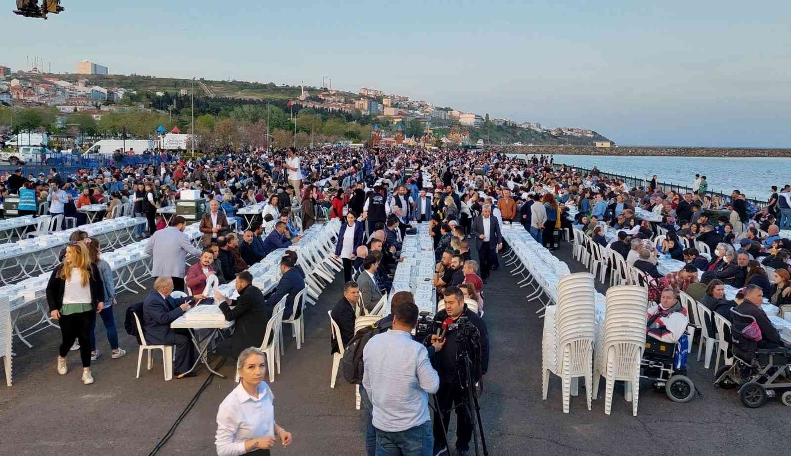 Tekirdağ’da Süleymanpaşa Belediyesi ve hayırsever bir iş insanının destekleriyle sahil dolgu alanda 10 bin kişilik iftar verildi. İftar ...