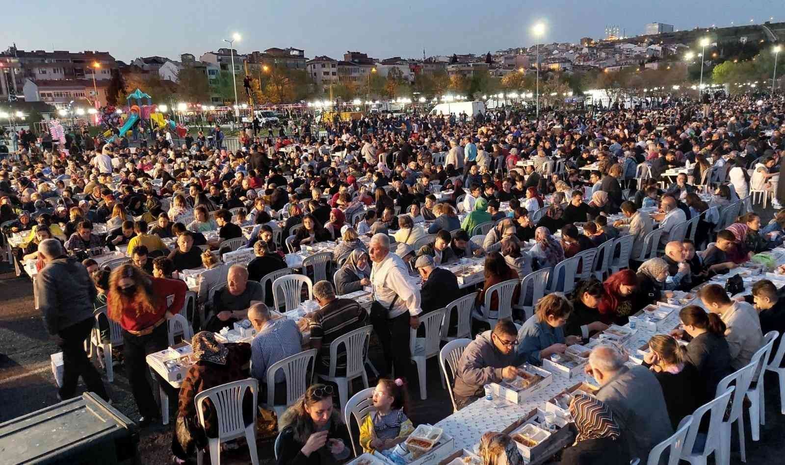 Tekirdağ’da Süleymanpaşa Belediyesi ve hayırsever bir iş insanının destekleriyle sahil dolgu alanda 10 bin kişilik iftar verildi. İftar ...