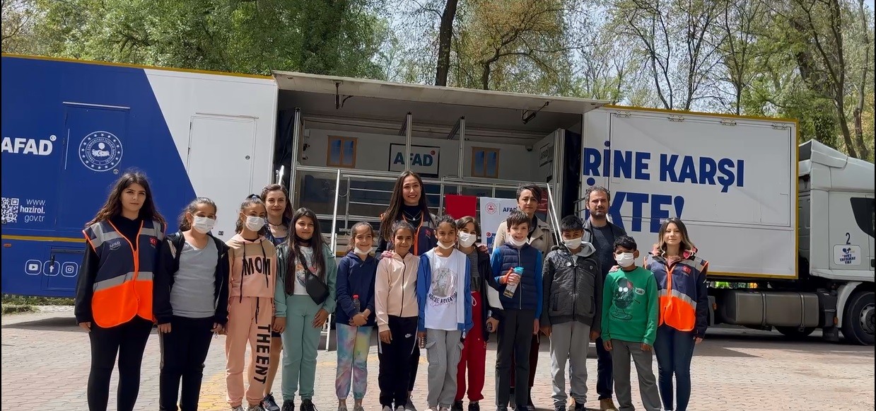 23 Nisan Ulusal Egemenlik ve Çocuk Bayramı etkinlikleri çerçevesinde Edirne’ye gelen AFAD deprem simülasyon tırı, çocuklar tarafından yoğun ilgi ...