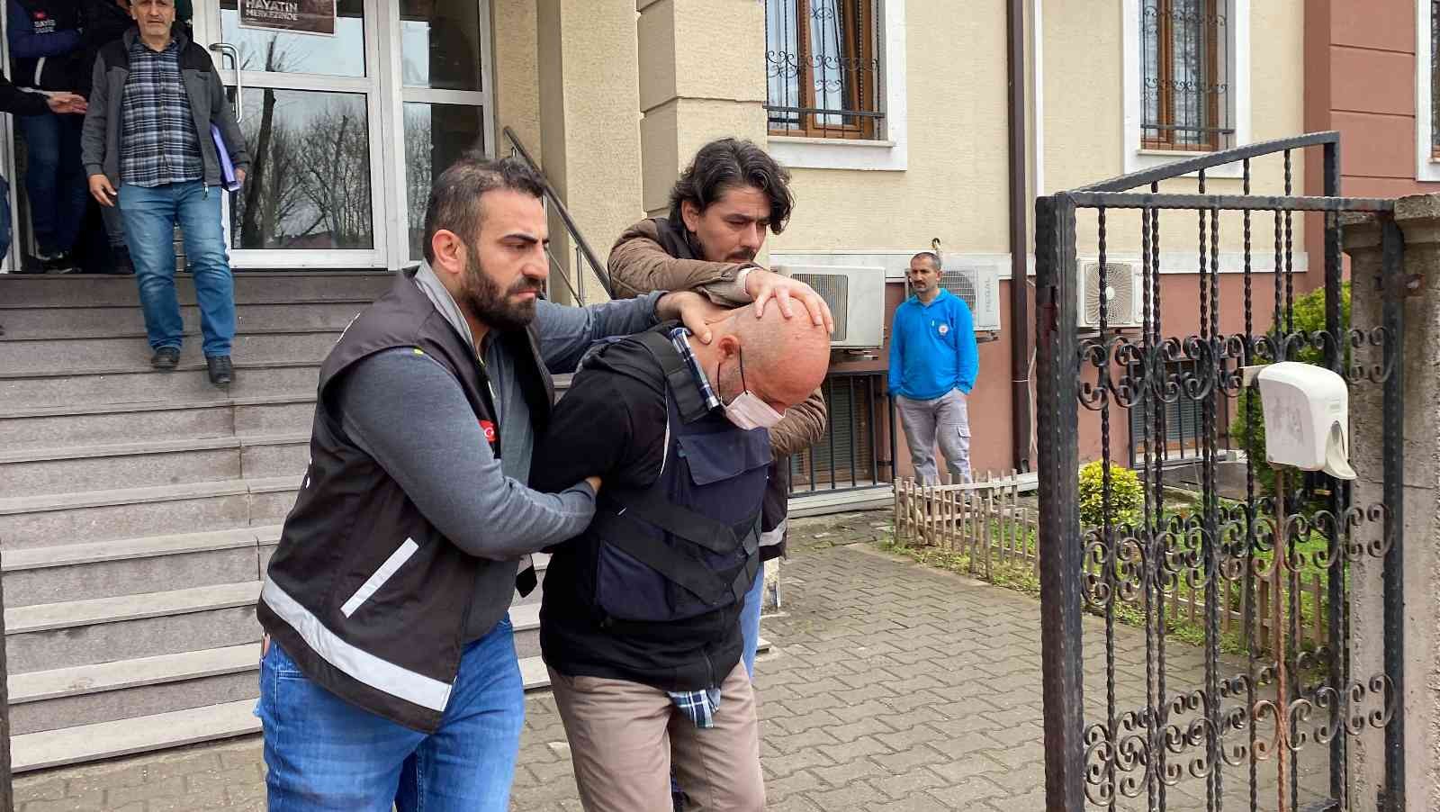 Sakarya’nın Serdivan ilçesinde tapu meselesi yüzünden kardeşi, yengesi ve yeğenini öldüren cinayet şüphelisi ve onu saklamaya çalışan şahıs ...