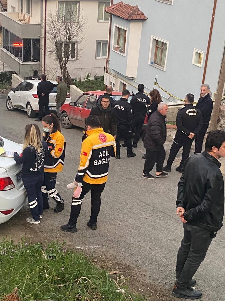 Sakarya’nın Serdivan ilçesinde tapu meselesi yüzünden kardeşi, yengesi ve yeğenini öldüren cinayet şüphelisi ve onu saklamaya çalışan şahıs ...