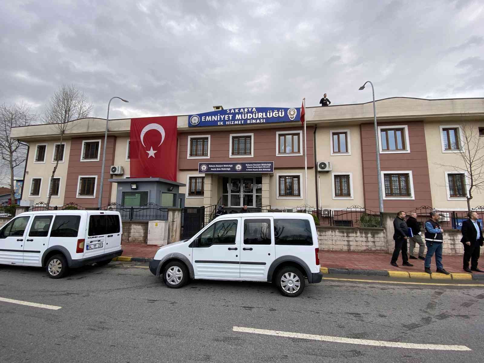 Sakarya’nın Serdivan ilçesinde tapu meselesi yüzünden kardeşi, yengesi ve yeğenini öldüren cinayet şüphelisi ve onu saklamaya çalışan şahıs ...