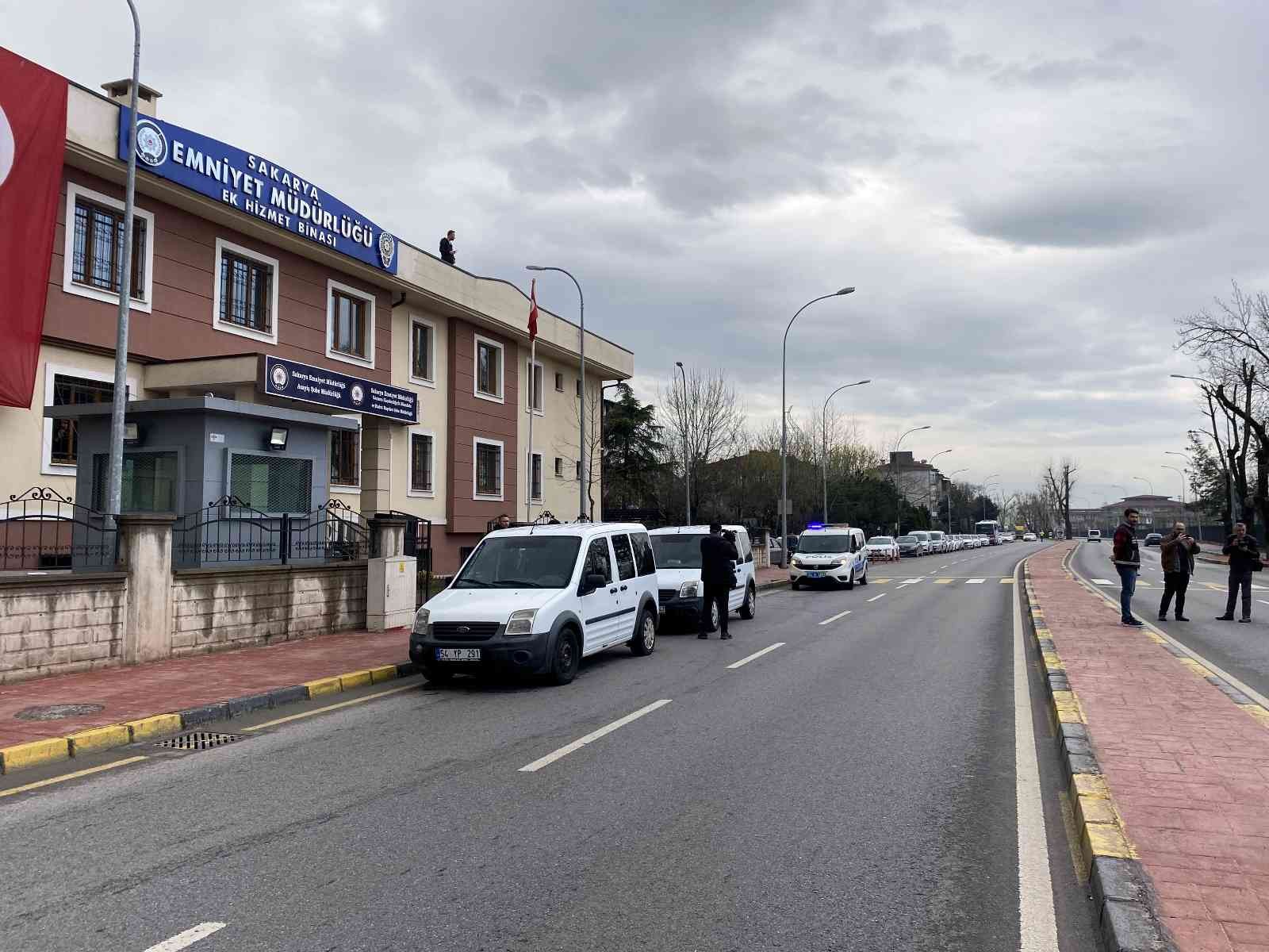 Sakarya’nın Serdivan ilçesinde tapu meselesi yüzünden kardeşi, yengesi ve yeğenini öldüren cinayet şüphelisi ve onu saklamaya çalışan şahıs ...