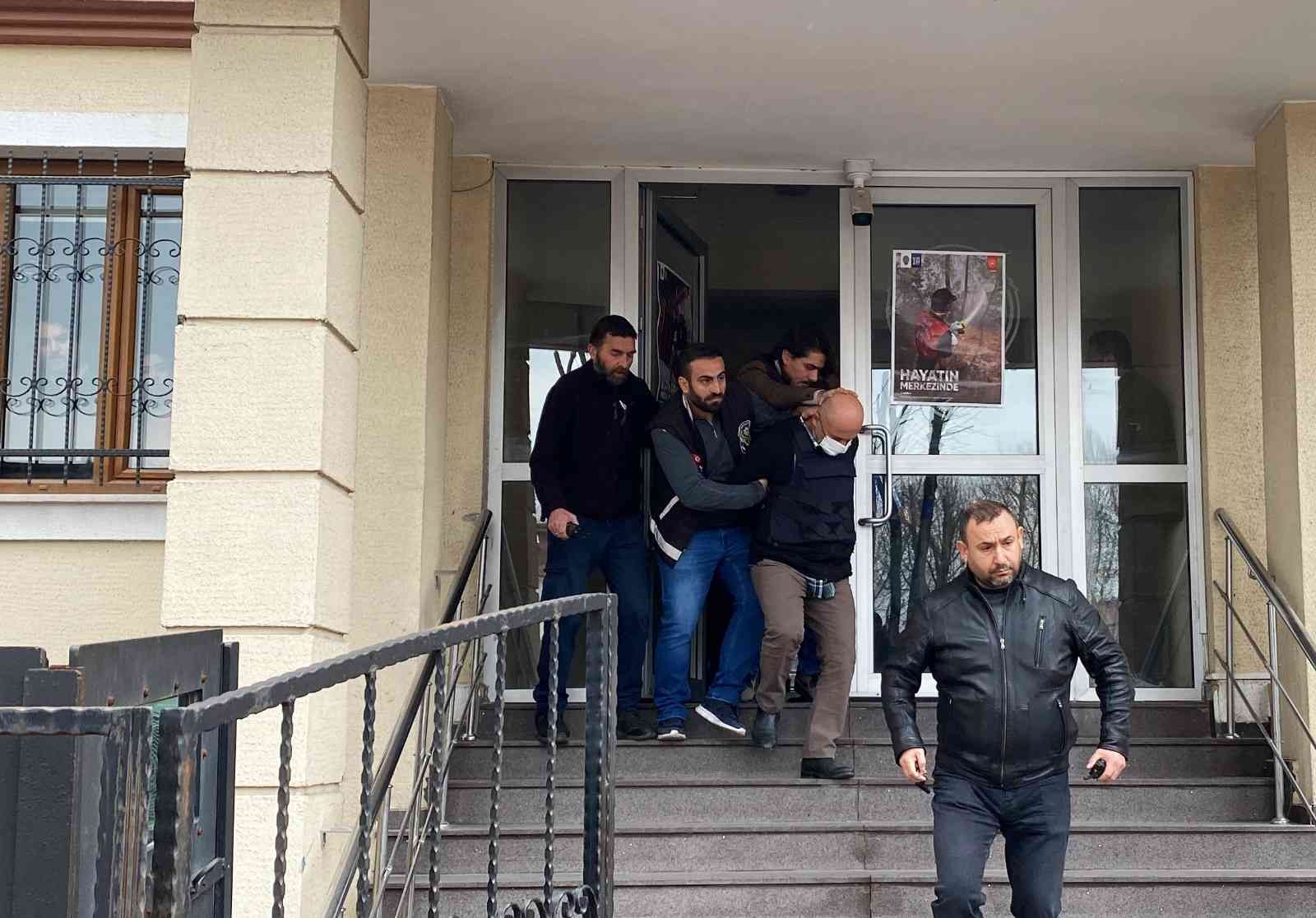 Sakarya’nın Serdivan ilçesinde tapu meselesi yüzünden kardeşi, yengesi ve yeğenini öldüren cinayet şüphelisi ve onu saklamaya çalışan şahıs ...