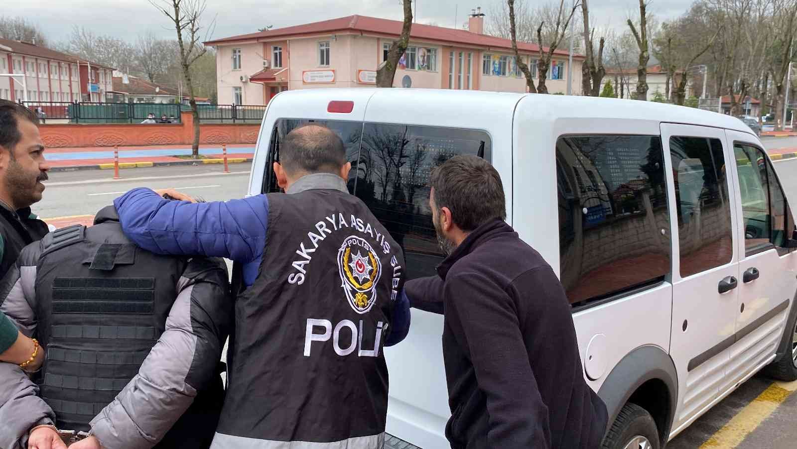 Sakarya’nın Serdivan ilçesinde tapu meselesi yüzünden kardeşi, yengesi ve yeğenini öldüren cinayet şüphelisi ve onu saklamaya çalışan şahıs ...