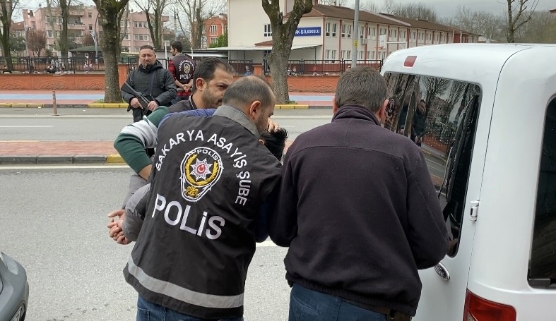 Sakarya’nın Serdivan ilçesinde tapu meselesi yüzünden kardeşi, yengesi ve yeğenini öldüren cinayet şüphelisi ve onu saklamaya çalışan şahıs ...