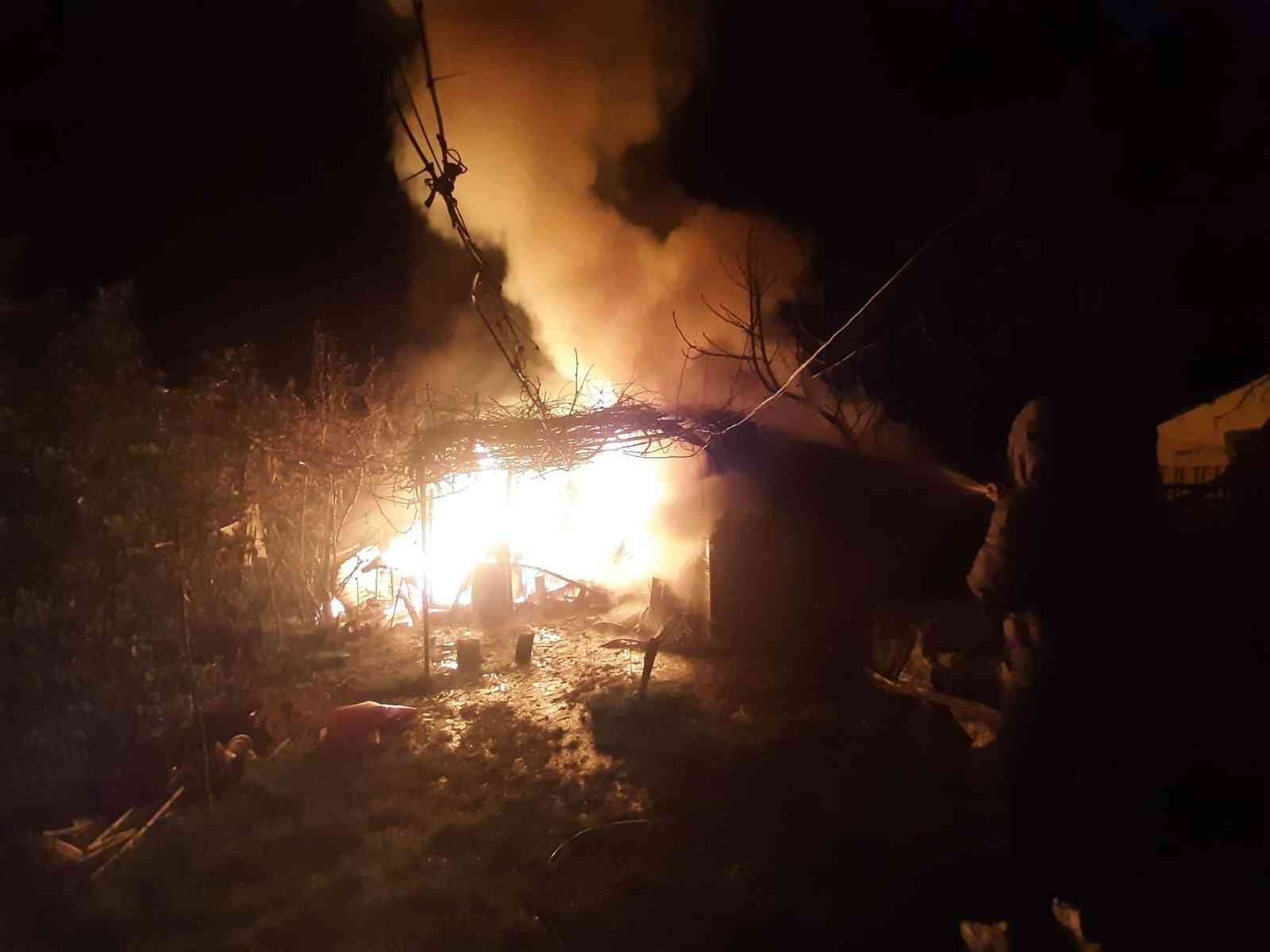 Sakarya’nın Kaynarca ilçesinde alev topuna dönen baraka, itfaiye ve jandarma ekiplerinin ortak çalışmasıyla söndürüldü. Birlik Mahallesi’nde ...