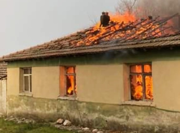 Edirne’nin Süloğlu ilçesinde çıkan yangında bir ev kullanılamaz hale geldi. Süloğlu ilçesine bağlı Domurcalı köyünde yaşayan bir ailenin evinde ...