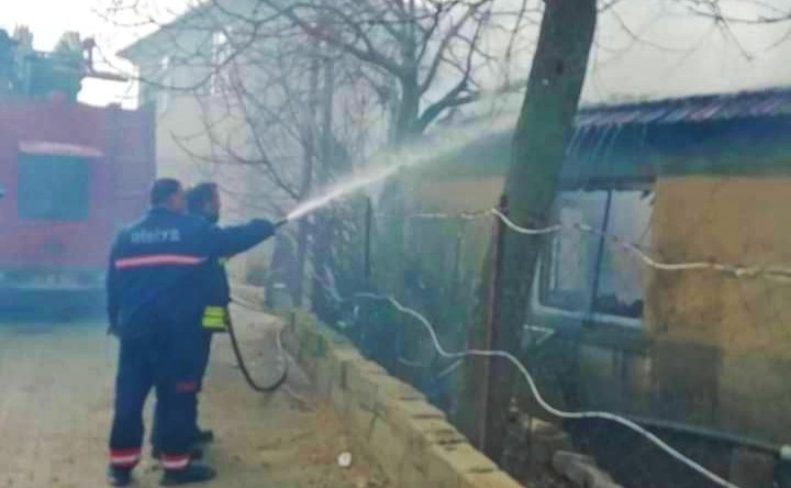 Edirne’nin Süloğlu ilçesinde çıkan yangında bir ev kullanılamaz hale geldi. Süloğlu ilçesine bağlı Domurcalı köyünde yaşayan bir ailenin evinde ...