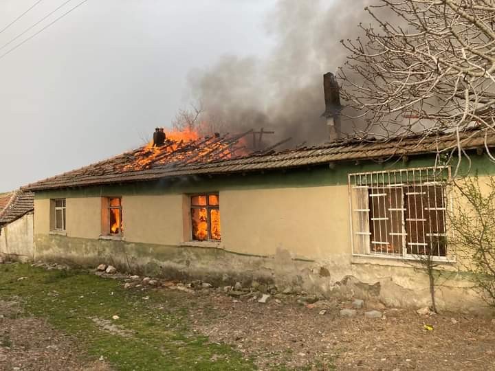 Edirne’nin Süloğlu ilçesinde çıkan yangında bir ev kullanılamaz hale geldi. Süloğlu ilçesine bağlı Domurcalı köyünde yaşayan bir ailenin evinde ...