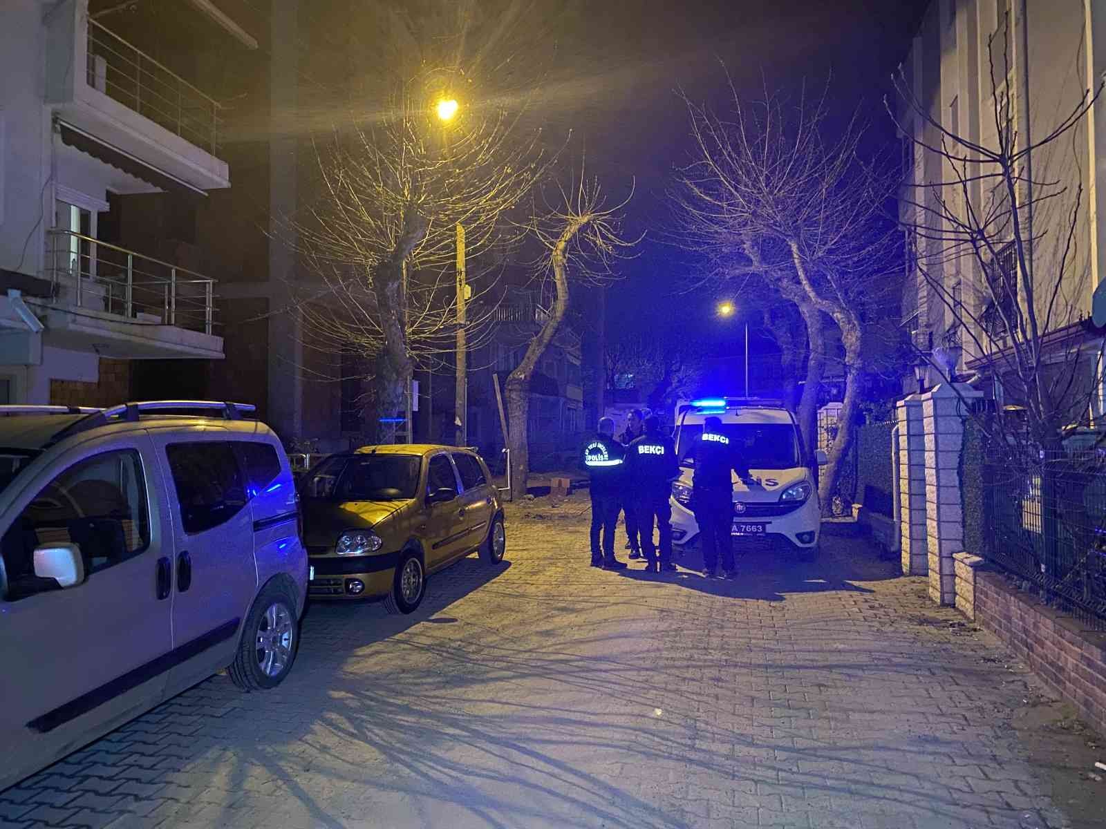 Kocaeli’nin Darıca ilçesinde alkollü bir şahıs, tartıştığı eşini göğsünden bıçaklayarak ağır yaraladı. Olay, Kocaeli’nin Darıca ilçesi Bayramoğlu ...