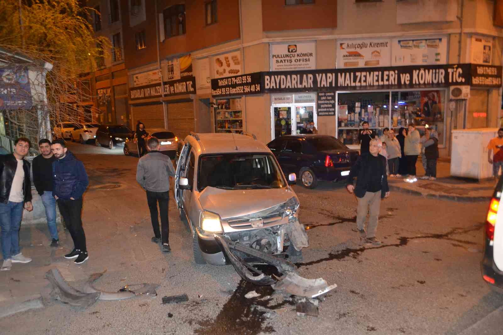 Tekirdağ’ın Çorlu ilçesinde alkollü sürücünün kullandığı aracın 4 araca çarptığı kaza kameraya yansıdı. Mahallelinin sokağa döküldüğü kazada ...