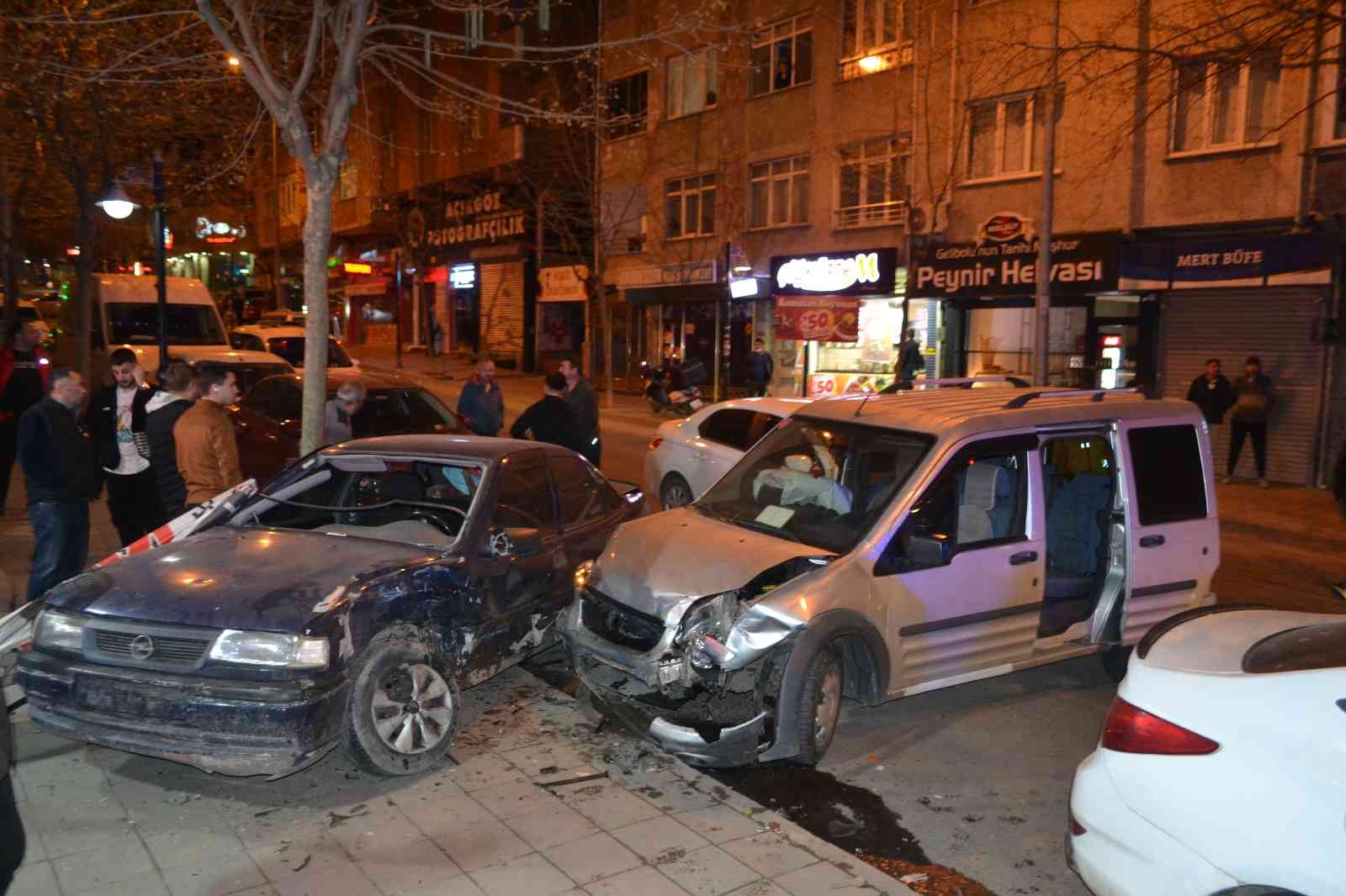 Tekirdağ’ın Çorlu ilçesinde alkollü sürücünün kullandığı aracın 4 araca çarptığı kaza kameraya yansıdı. Mahallelinin sokağa döküldüğü kazada ...