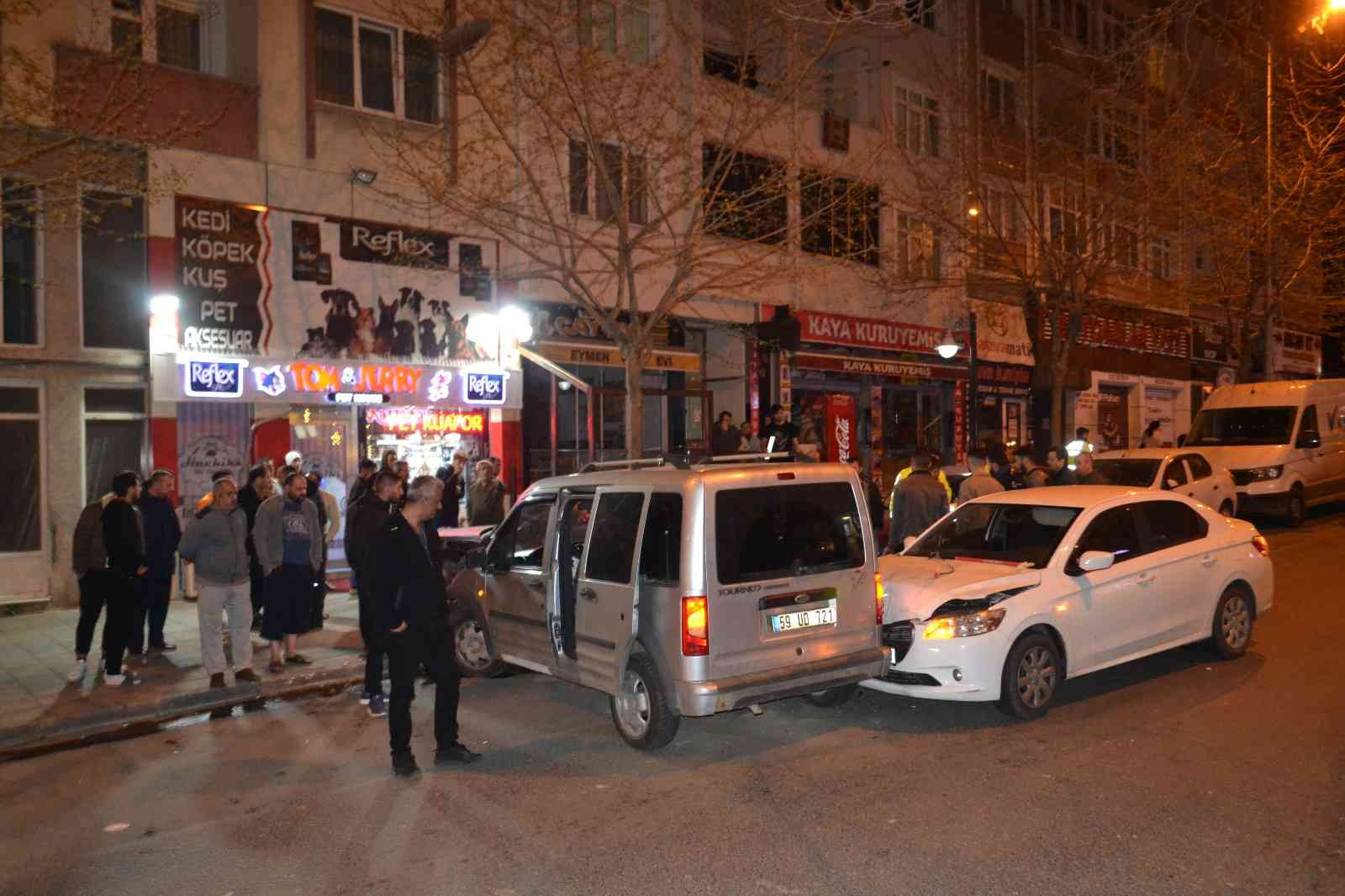 Tekirdağ’ın Çorlu ilçesinde alkollü sürücünün kullandığı aracın 4 araca çarptığı kaza kameraya yansıdı. Mahallelinin sokağa döküldüğü kazada ...