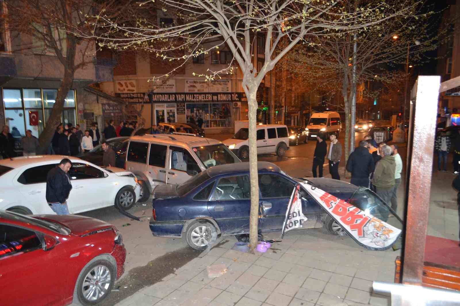 Tekirdağ’ın Çorlu ilçesinde alkollü sürücünün kullandığı aracın 4 araca çarptığı kaza kameraya yansıdı. Mahallelinin sokağa döküldüğü kazada ...