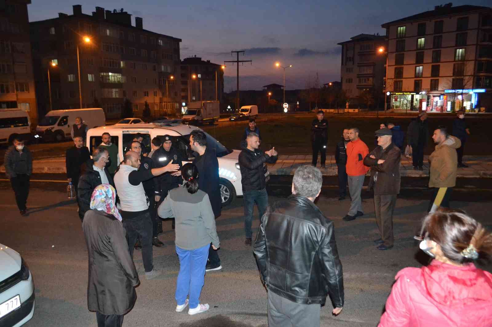 Tekirdağ Çorlu’da alkollü sürücünün park halindeki 4 araca hasar verdiği şoke eden kaza, bir sürücünün kamerasına yansıdı. Kaza sonrası mahalleli ...