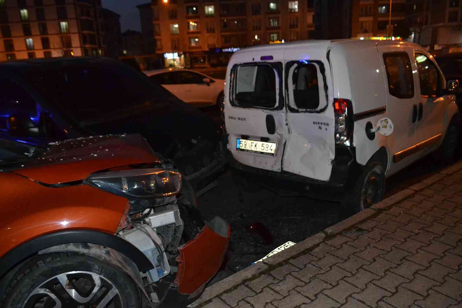 Tekirdağ Çorlu’da alkollü sürücünün park halindeki 4 araca hasar verdiği şoke eden kaza, bir sürücünün kamerasına yansıdı. Kaza sonrası mahalleli ...