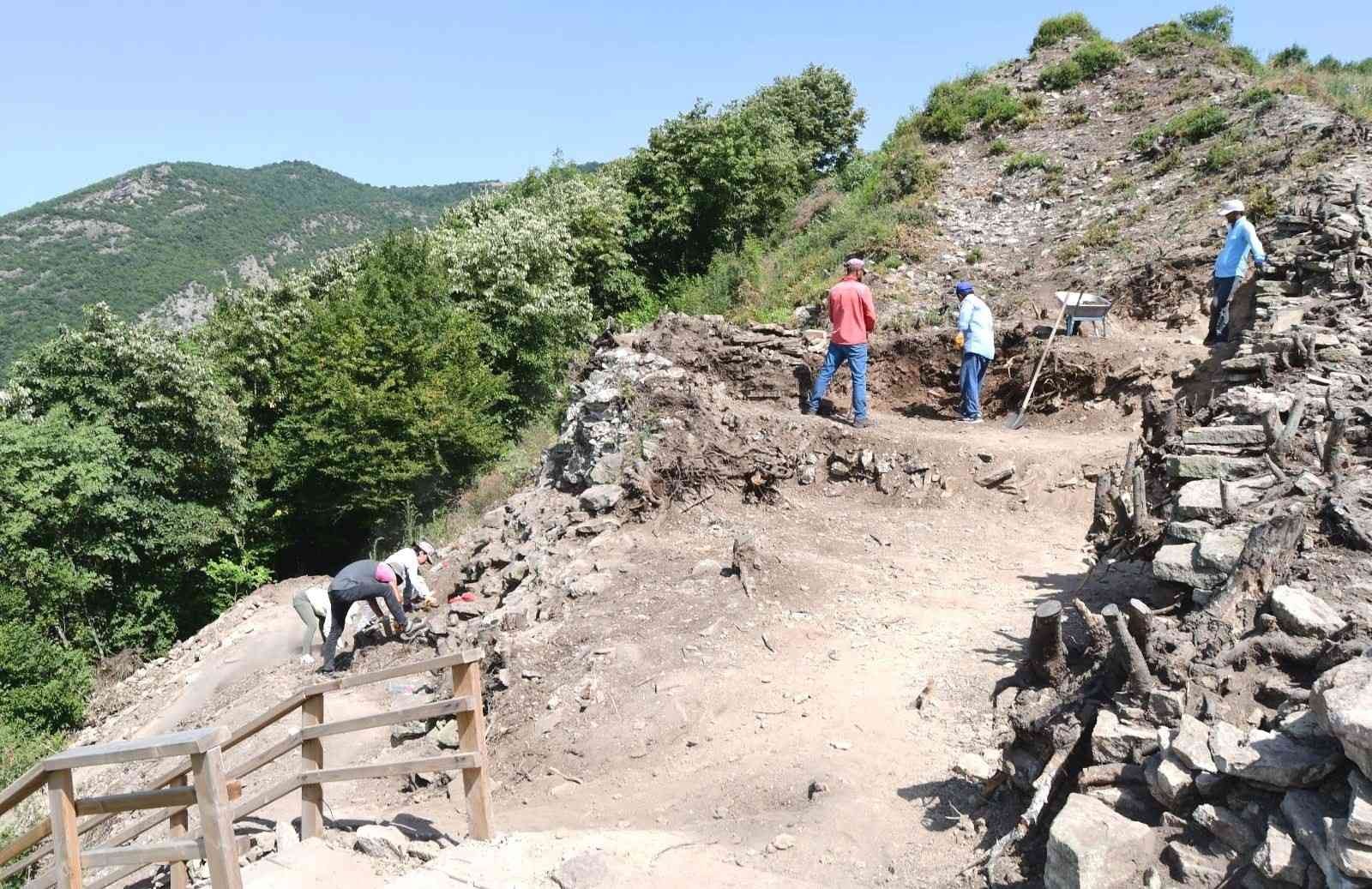 Altınova Belediye Başkanı Metin Oral, Çobankale ve Kibatos Kalesi su altı arkeoloji çalışmaların yanı sıra bu yıl Helenopolis Antik Kenti’nde de ...