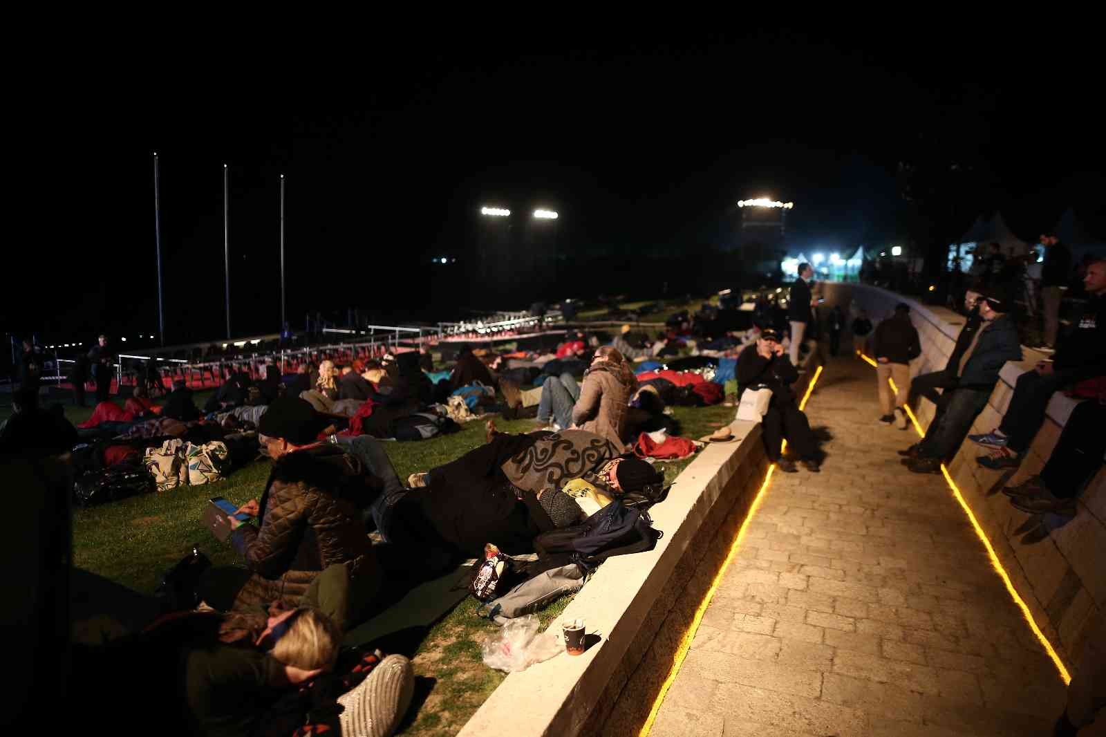 Çanakkale’de, Anzak Çıkarması’nın 107’nci yıl dönümünde Anzak torunları, geceden geldikleri koyda sabaha kadar uyku tulumlarında ayini bekledi ...