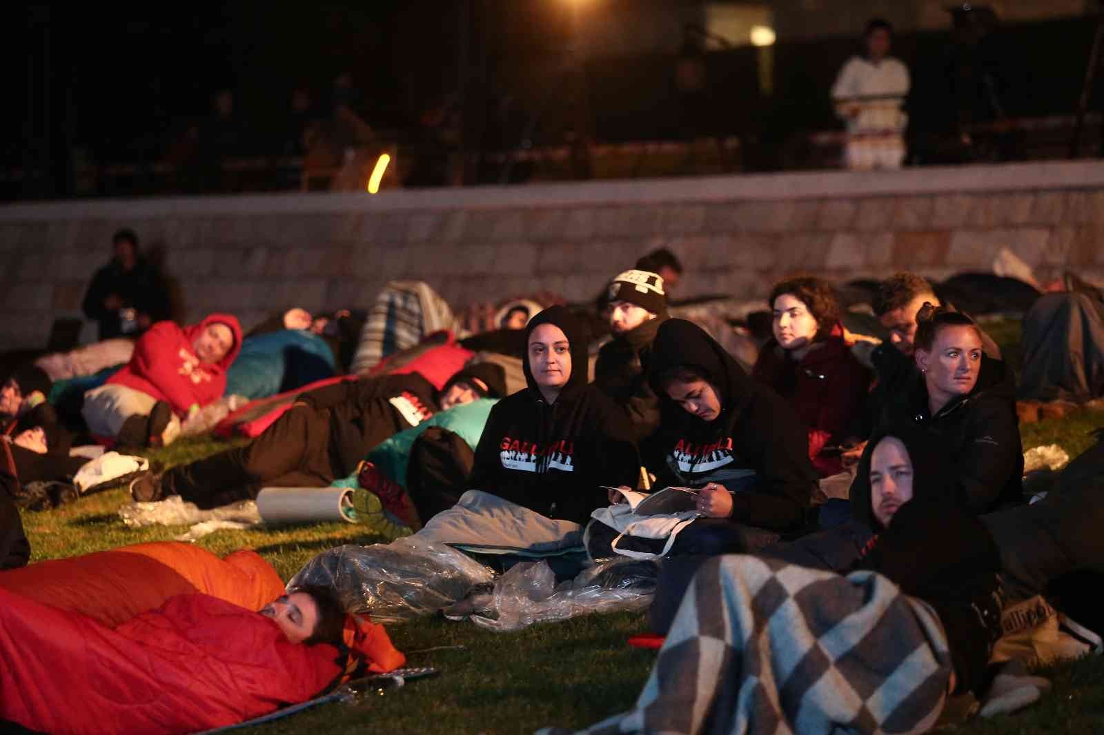 Çanakkale’de, Anzak Çıkarması’nın 107’nci yıl dönümünde Anzak torunları, geceden geldikleri koyda sabaha kadar uyku tulumlarında ayini bekledi ...