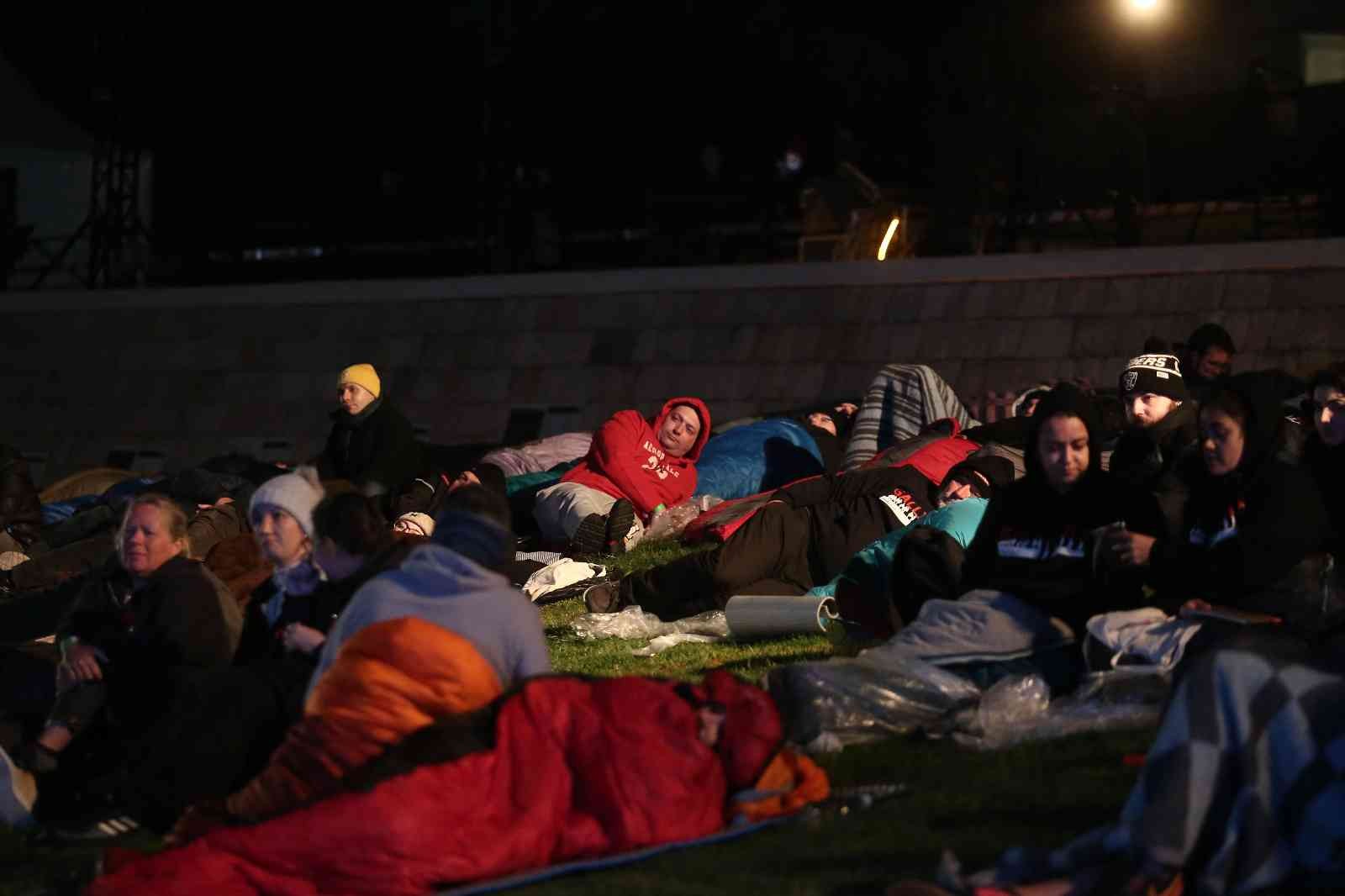 Çanakkale’de, Anzak Çıkarması’nın 107’nci yıl dönümünde Anzak torunları, geceden geldikleri koyda sabaha kadar uyku tulumlarında ayini bekledi ...