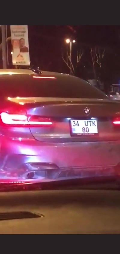 Maltepe’de içerisinde bebeğin bulunduğu aracın aynasını kıran şahıs trafikte terör estirdi. Edinilen bilgiye göre, Olay dün akşam 22.10 ...