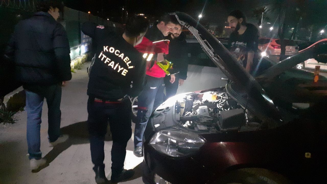 Kocaeli’nin Darıca ilçesinde, otomobilin motor kısmına sıkışan yavru kedi, İtfaiye tarafından kurtarıldı. Olay, Kocaeli’nin Darıca ilçesi ...