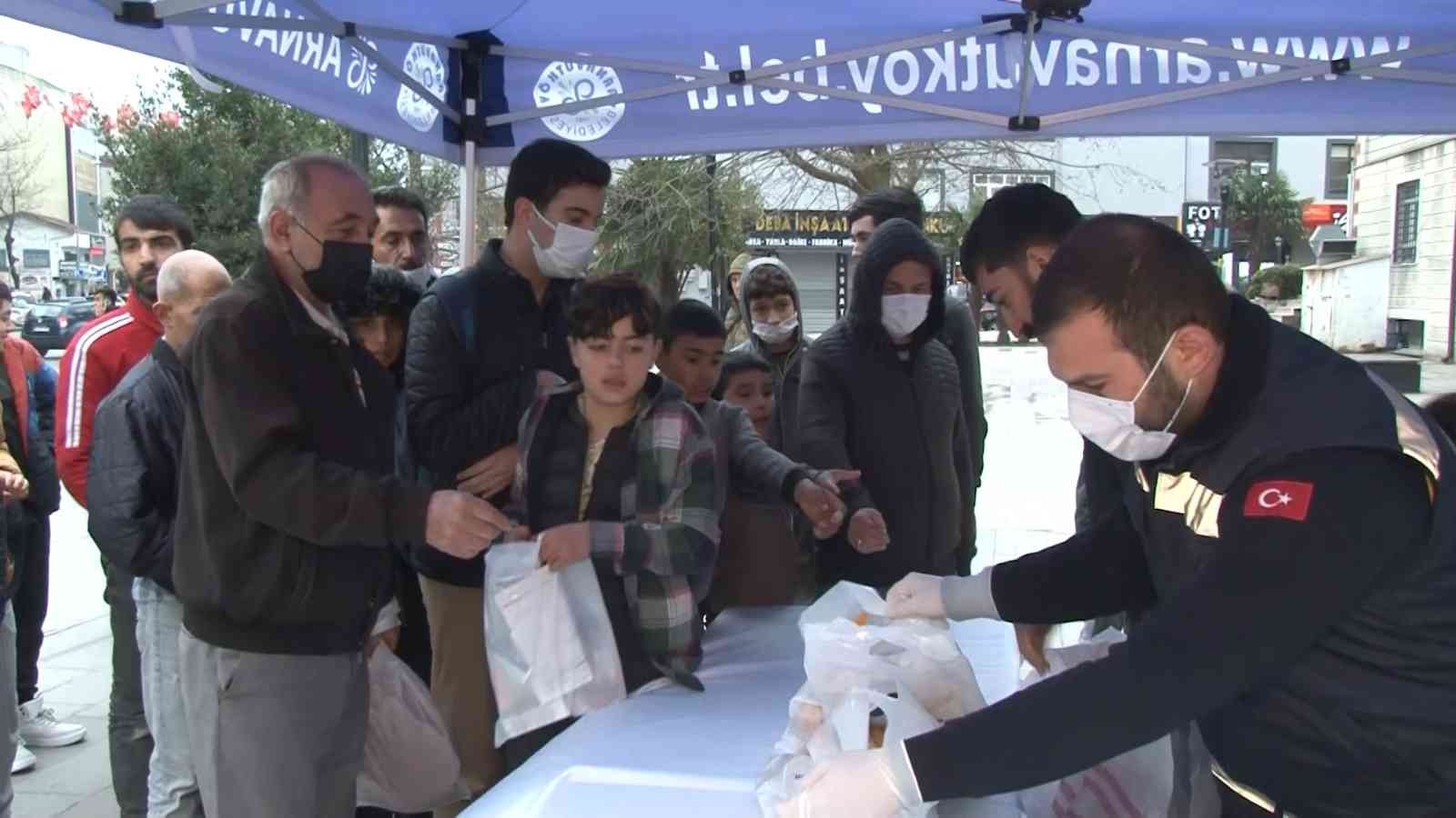 Arnavutköy Belediyesi iftar vakti trafikte kalan sürücülere ve iftara yetişemeyecek durumda olan vatandaşlara, iftariyelik ikramında bulunuyor ...