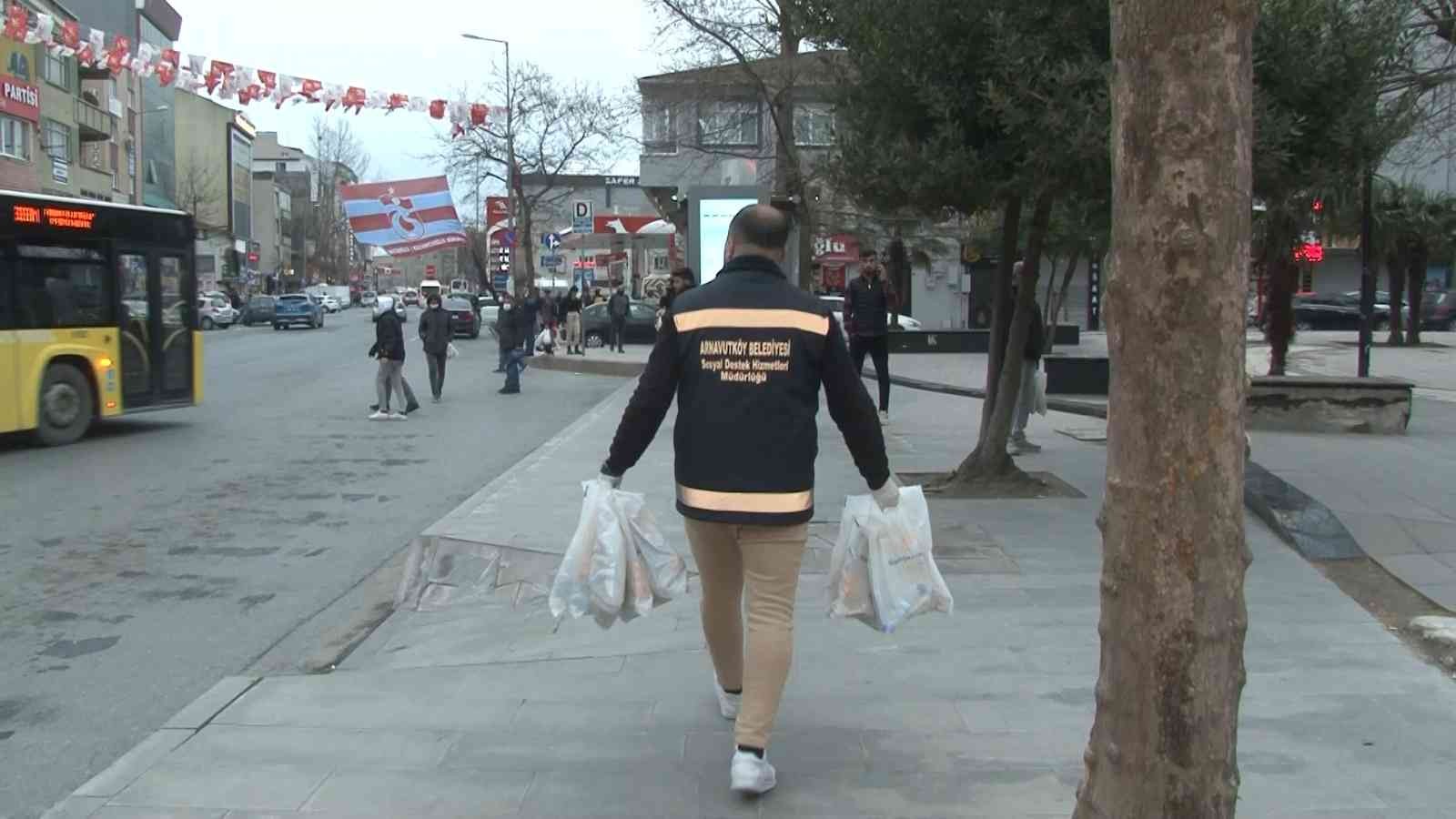 Arnavutköy Belediyesi iftar vakti trafikte kalan sürücülere ve iftara yetişemeyecek durumda olan vatandaşlara, iftariyelik ikramında bulunuyor ...