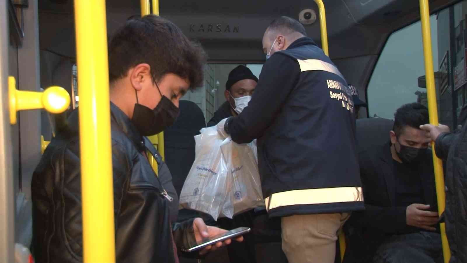 Arnavutköy Belediyesi iftar vakti trafikte kalan sürücülere ve iftara yetişemeyecek durumda olan vatandaşlara, iftariyelik ikramında bulunuyor ...