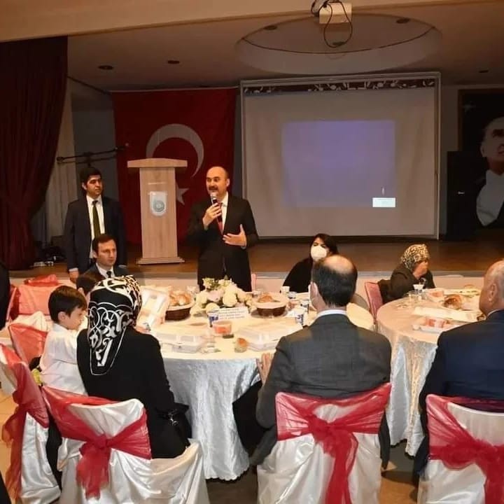 İpsala Kaymakamlığı Sosyal Yardımlaşma ve Dayanışma Vakfı Aşevi tarafından 500 kişilik iftar yemeği verildi. Edirne’nin İpsala ilçe Kaymakamlığı ...