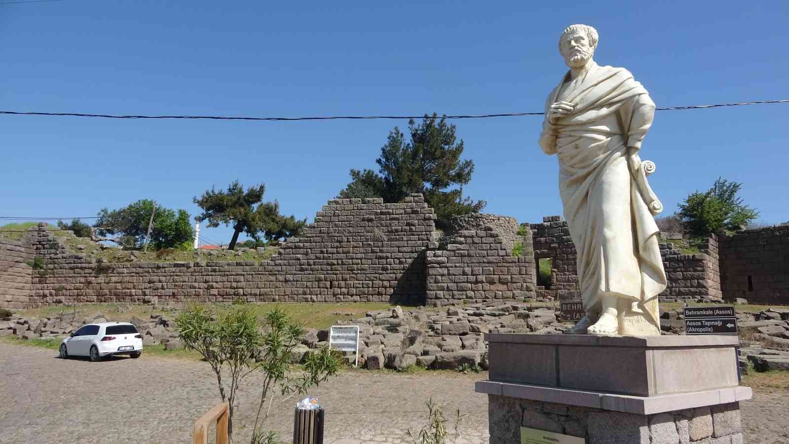 Çanakkale’nin Ayvacık ilçesine bağlı Behramkale köyü sınırları içinde yer alan Assos Antik Kenti içerisinde bulunan Aristo heykeli yenilendi ...