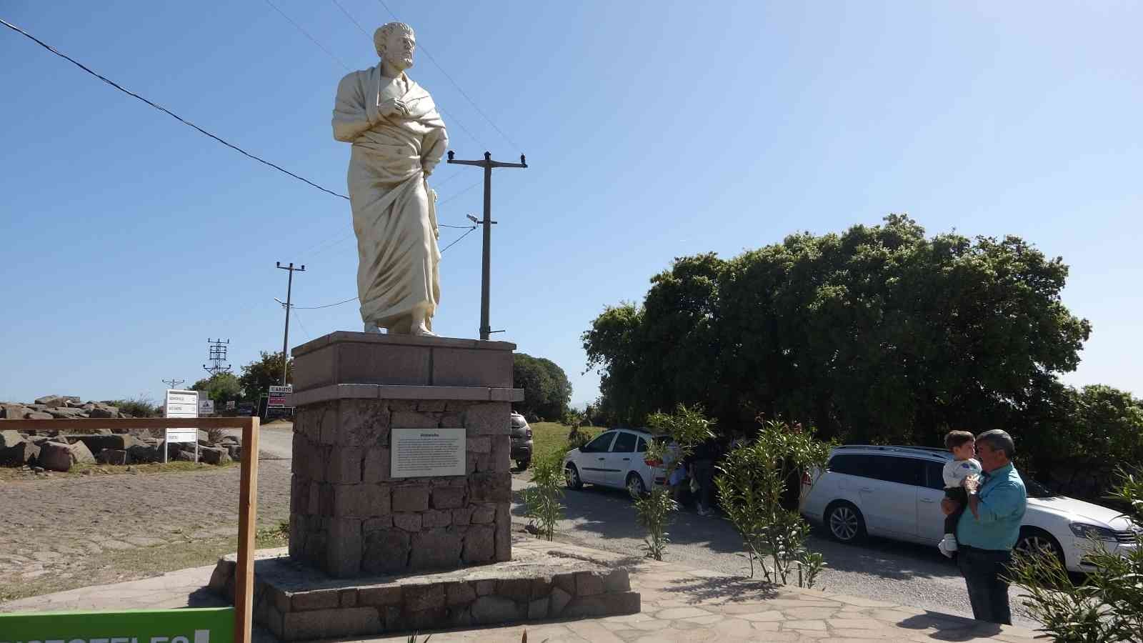 Çanakkale’nin Ayvacık ilçesine bağlı Behramkale köyü sınırları içinde yer alan Assos Antik Kenti içerisinde bulunan Aristo heykeli yenilendi ...