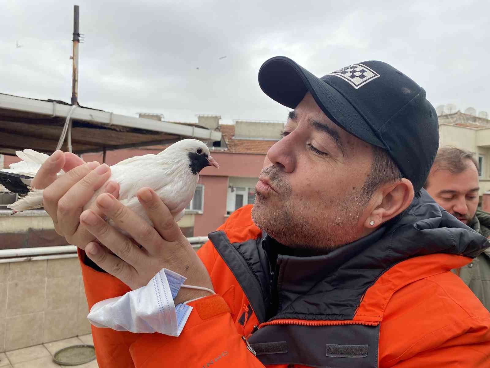 Bursalı ünlü sanatçı Ata Demirer, ziyaret ettiği Karacabey ilçesinde Yaren leyleği elleriyle besledi. Bursa Bülbülü filminin hazırlıkları için şu ...