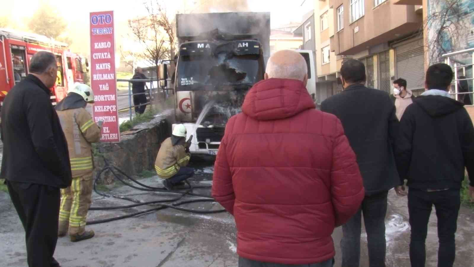 Ataşehir’de park halinde bulunan içerisi buğday yüklü nakliye kamyonu alevlere teslim oldu. Araç sahibi ise koşarak geldiği olay yerinde aracının ...