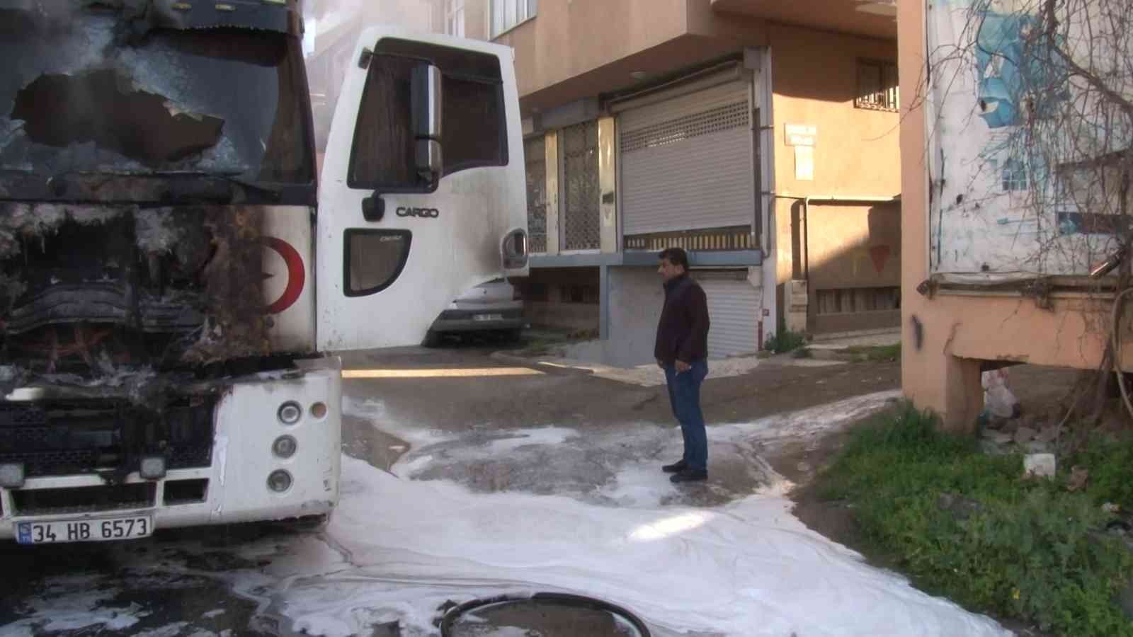 Ataşehir’de park halinde bulunan içerisi buğday yüklü nakliye kamyonu alevlere teslim oldu. Araç sahibi ise koşarak geldiği olay yerinde aracının ...