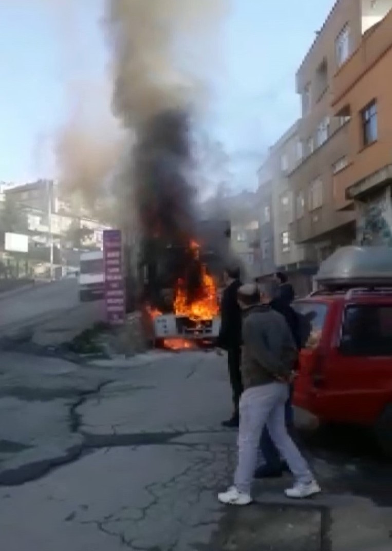 Ataşehir’de park halinde bulunan içerisi buğday yüklü nakliye kamyonu alevlere teslim oldu. Araç sahibi ise koşarak geldiği olay yerinde aracının ...